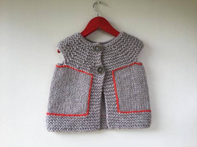 Handgestrickte Mädchen Weste, Gestrickte Gilet, Gestrickter Ärmelloser Pullover, Beige Pullover Für 2 /3 Jahre, Versandfertig von RocoKnitwearIreland