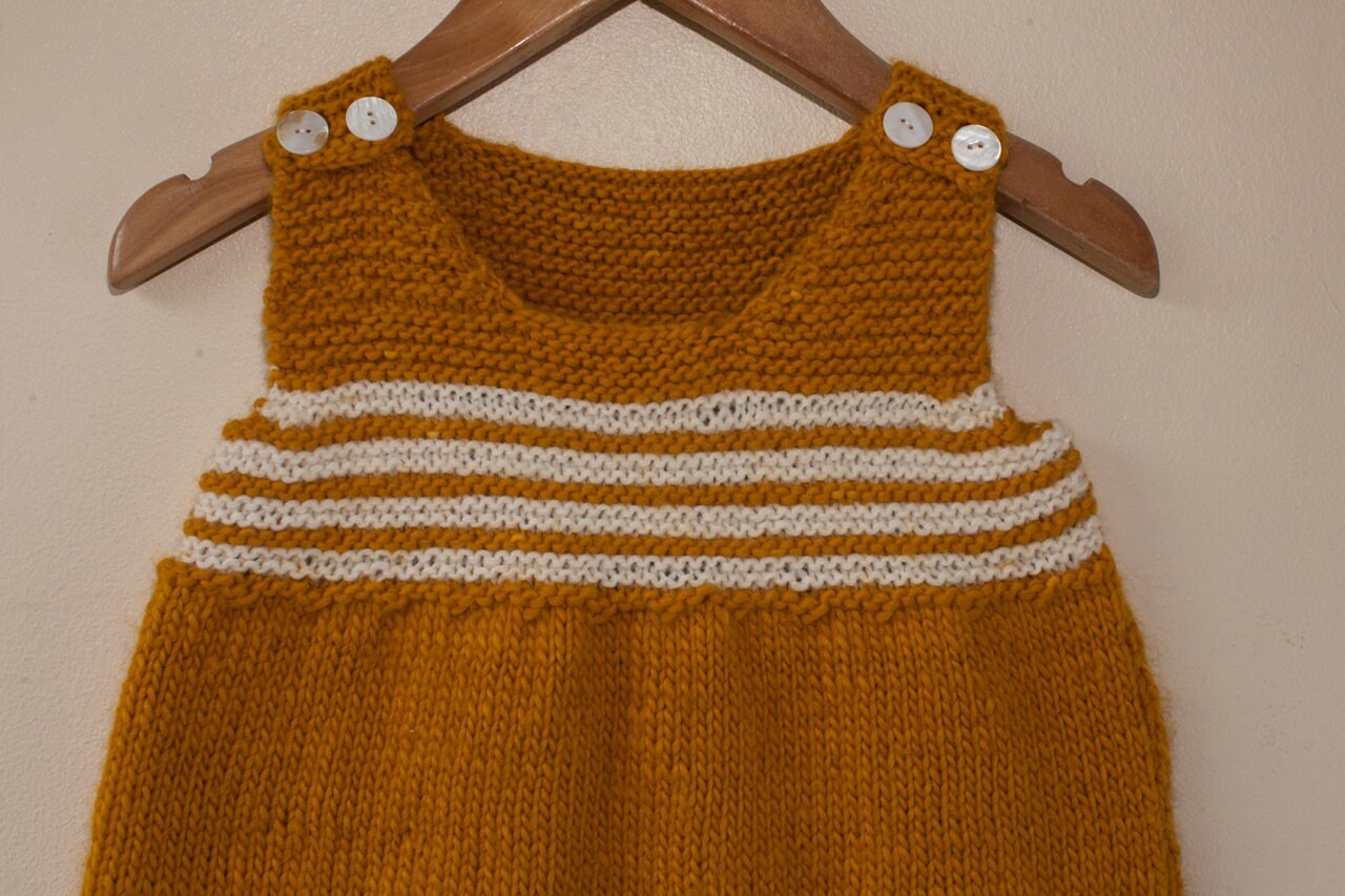 Handgestricktes Babykleid. Strickkleid Für Baby, Geschenk Neues Baby Geschenk, Gelbe Farbe Kleid, Handstrick Kleid Mit Perlmutt Knöpfen von RocoKnitwearIreland