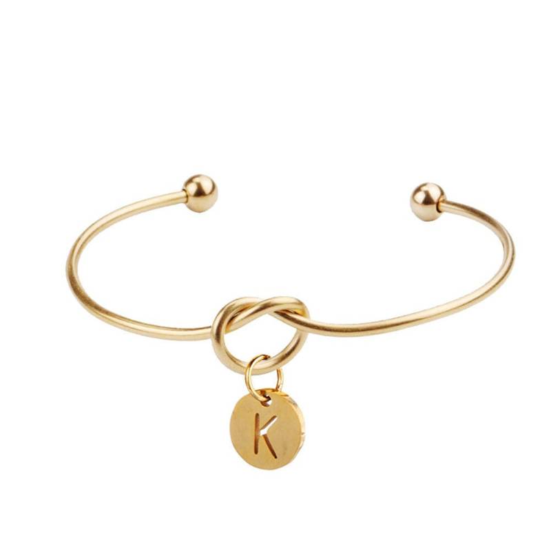 Tie The Knot Armband Charm Personalisiertes Initial Buchstabenarmband Gold Manschette Liebe Knoten Brautjungfern Geschenk Armband, Personalisierte von RococoLadyJewelry
