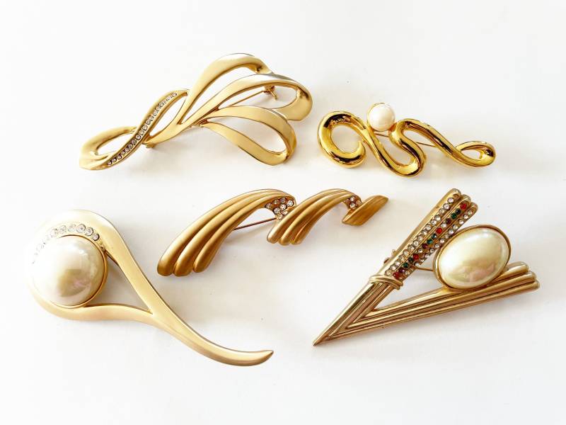 Lot Of 5 Matte Gold Medium Bis Large Size Vintage Broschen Mit Strasssteinen Und Kunstperlen von RodaLova