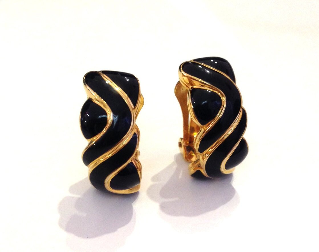 Vintage 18K Vergoldet Signiert Soleil Schwarz Emaille Wirbel Clip Ohrringe Vintage 18K Vergoldet Signiert Soleil Schwarz Emaille Wirbel Clip Ohrringe von RodaLova