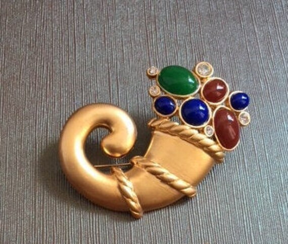 Vintage Glas Cabochon Strass Gold Ton Horn Brosche Runway Couture Art Deco von RodaLova