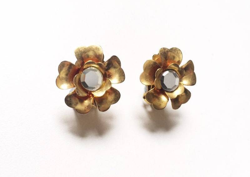 Vintage Gold Ton Blume Strass Ohrclips Signiert Hong Kong 70Er Jahre von RodaLova