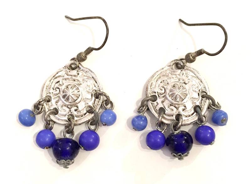 Vintage Jacky De G Paris Signierte Versilberte Münze Boho Royal Blue Bead Chandelier Ohrringe von RodaLova