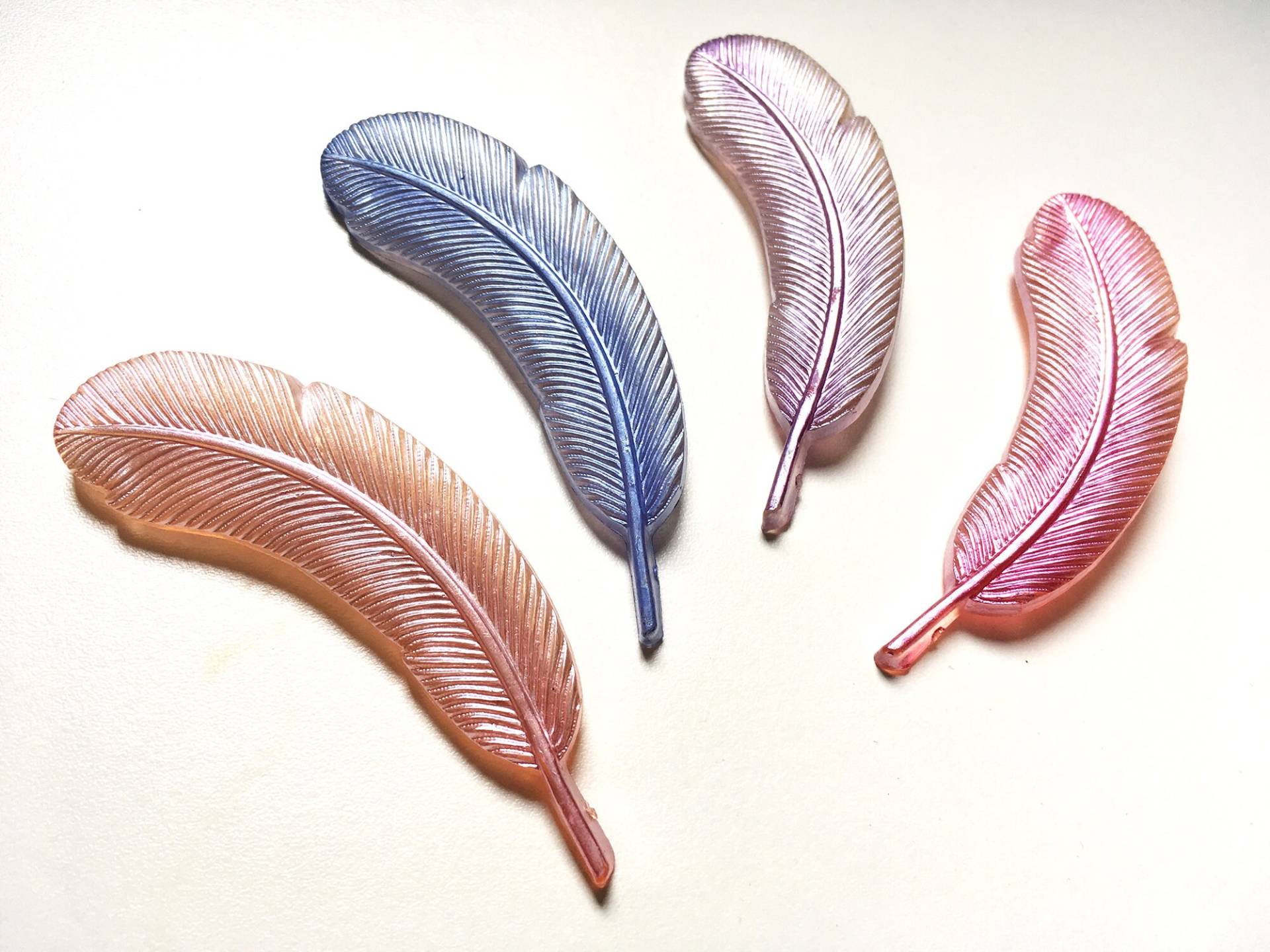 Vintage Kunststoff Frühe Feder Brosche Anstecknadel Made in Austria von RodaLova