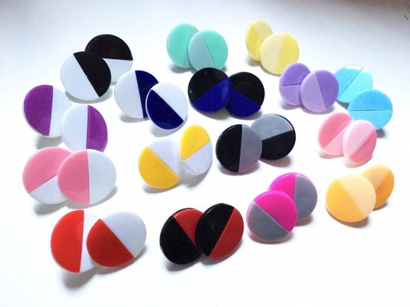 Vintage Kunststoff Knopf Durchbohrt Ohrringe Flache Scheibe 70Er Jahre von RodaLova