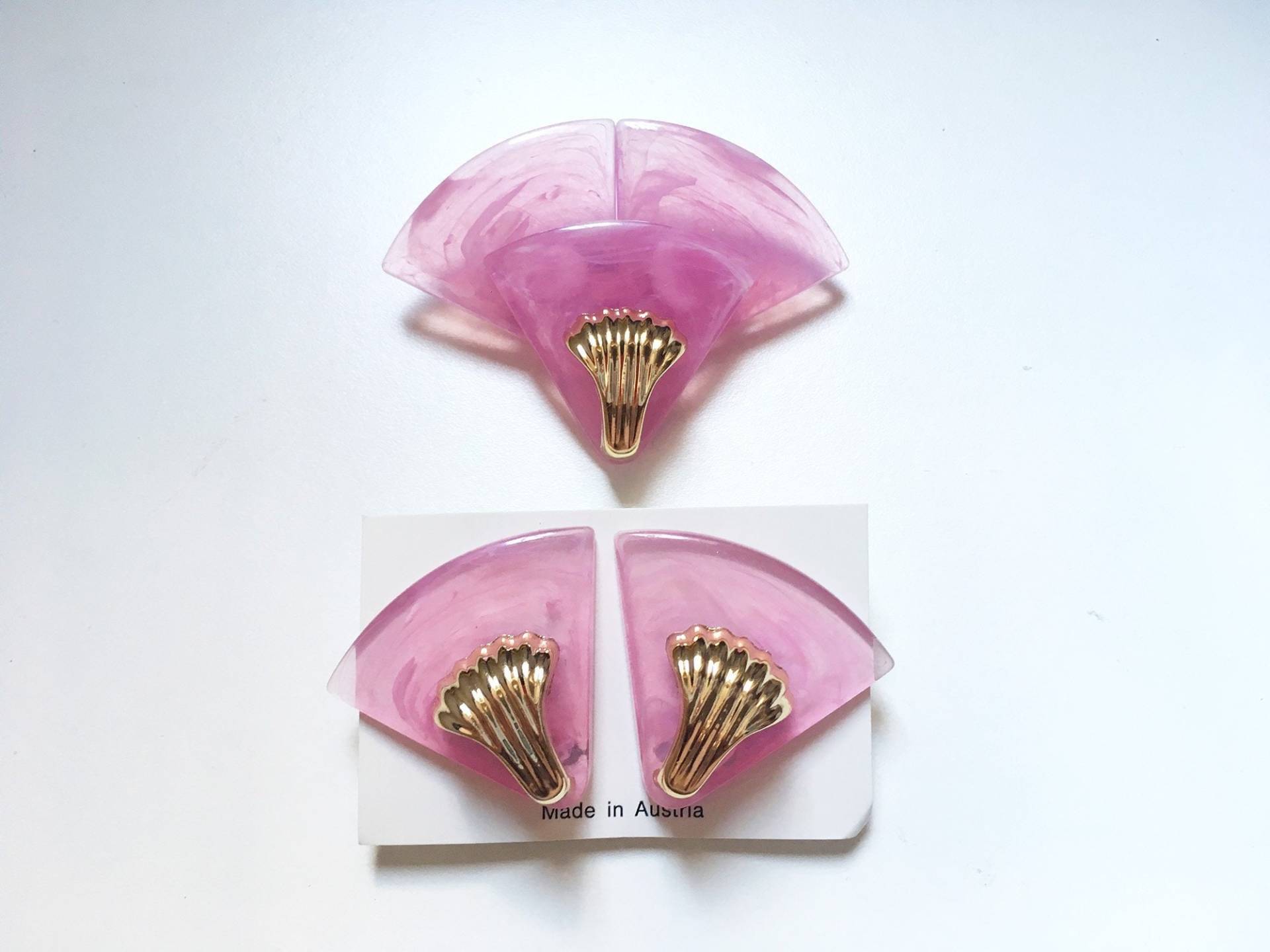 Vintage Marmor Lucite Brosche Ohrclips Schmuckset Made in Austria Vintage Marmor Lucite Brosche Ohrclips Schmuckset Made in Austria von RodaLova
