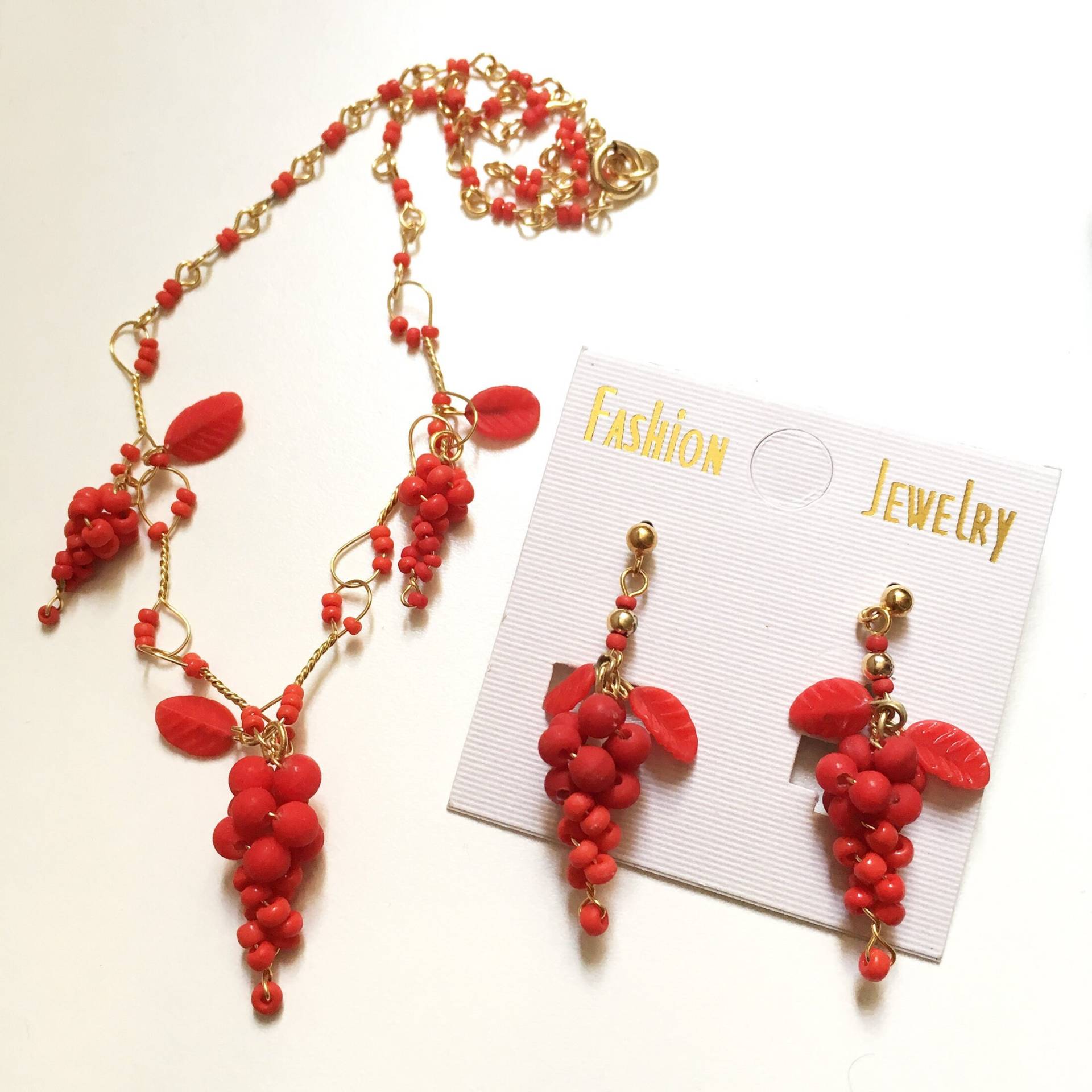 Vintage Rote Traube Vergoldet Metall Draht Schmuck Set Halskette Ohrringe Handgefertigt Vintage Rote Traube Vergoldet Metall Draht Schmuck Set Halskette Ohrringe Handgefertigt von RodaLova