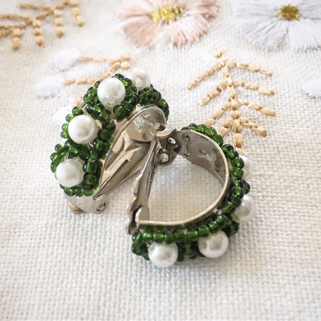 Vintage Seed Bead Kunstperlen Clip On Hoop Ohrringe Handarbeit Hong Kong 60Er Jahre von RodaLova