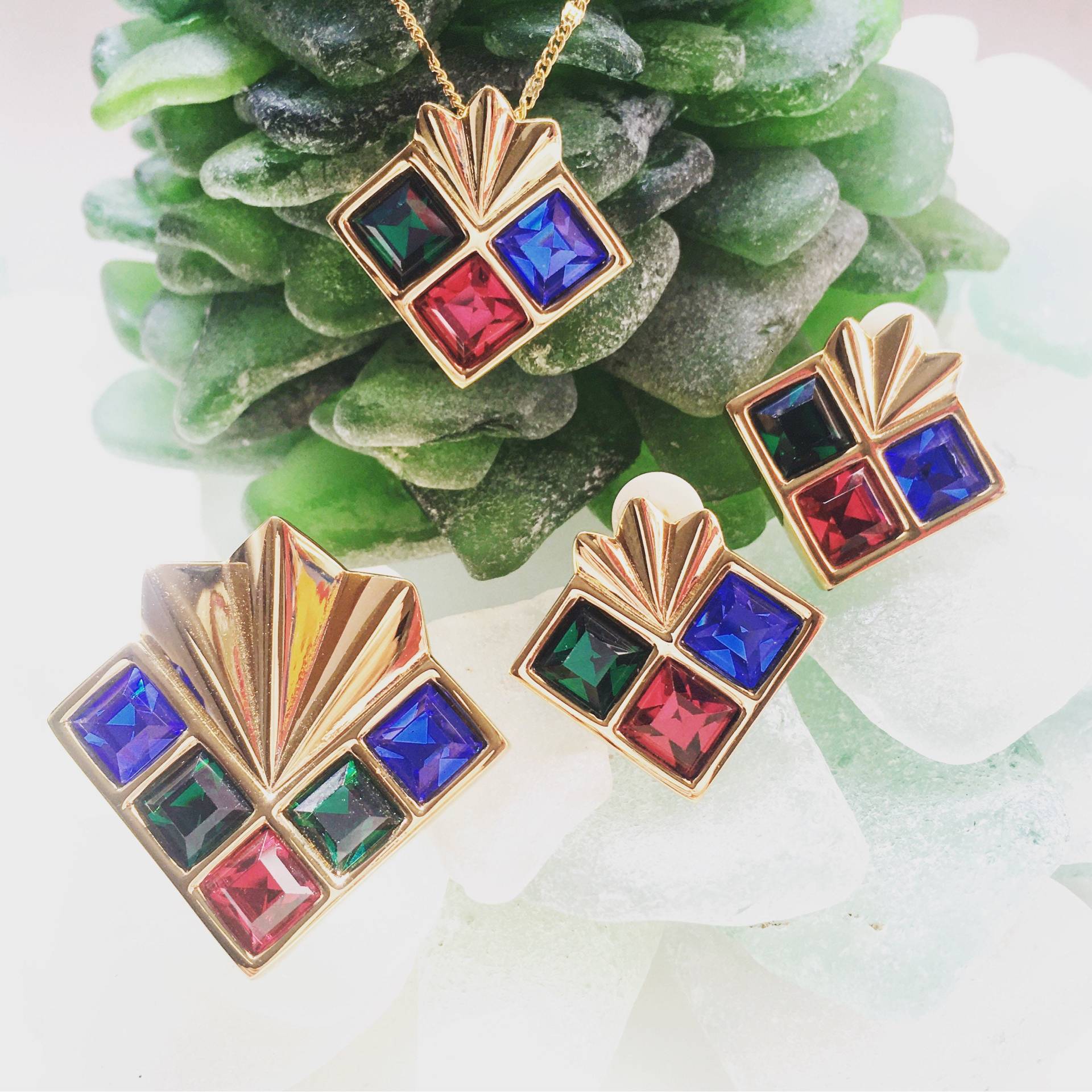 Vintage Swarovski Component Smaragdschliff Crystal Multi-Color Schmuck-Set Brosche Clip Ohrringe Halskette Vintage Swarovski Component Smaragdschliff Crystal Multi-Color Schmuck-Set Brosche Clip Ohrringe Halskette von RodaLova