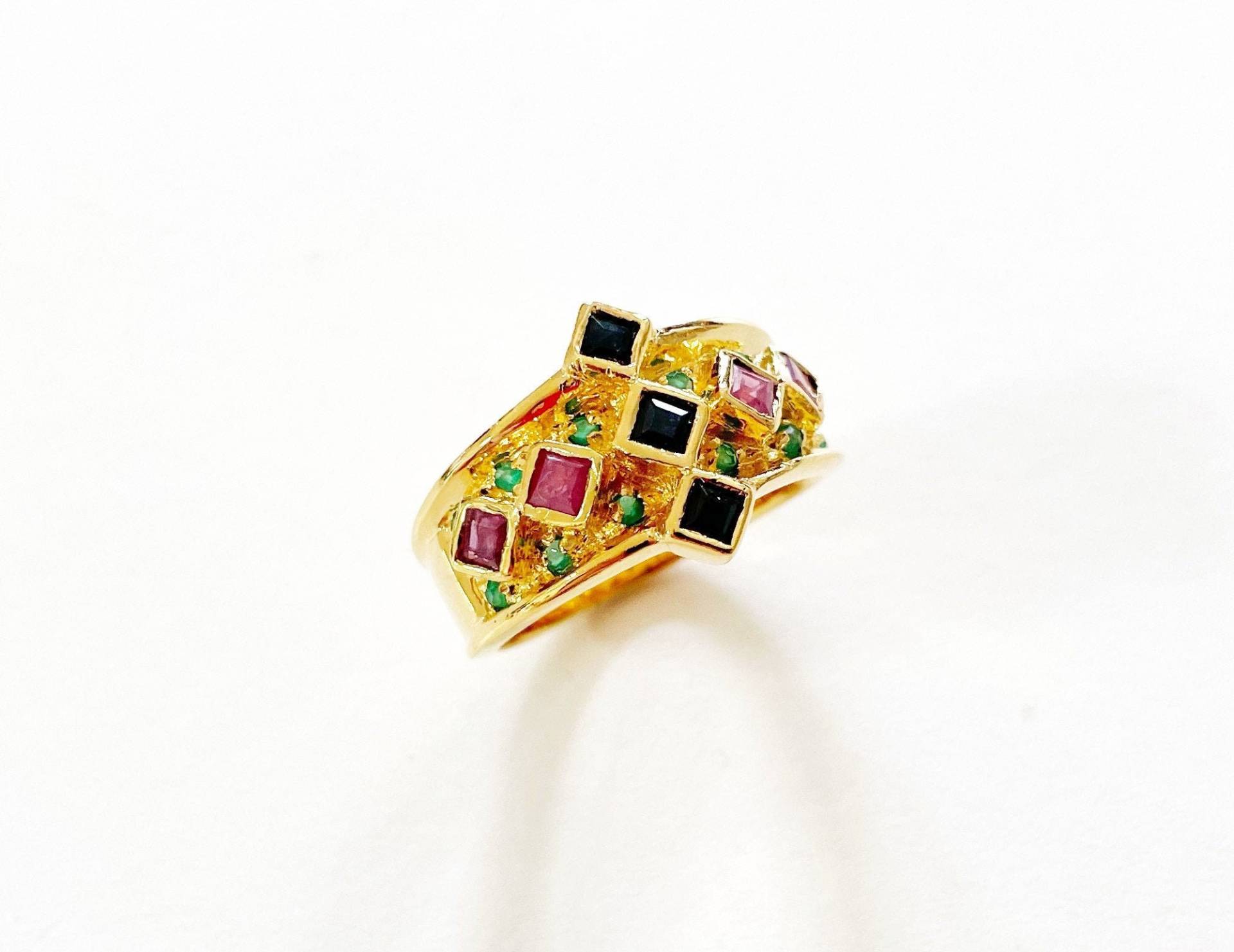 Vintage Vermeil Vergoldet Sterling Silber Rubin Smaragd Saphir Ring Gepunktet 925 Größe 8 Vintage Vermeil Vergoldet Sterling Silber Rubin Smaragd Saphir Ring Gepunktet 925 Größe 8 von RodaLova