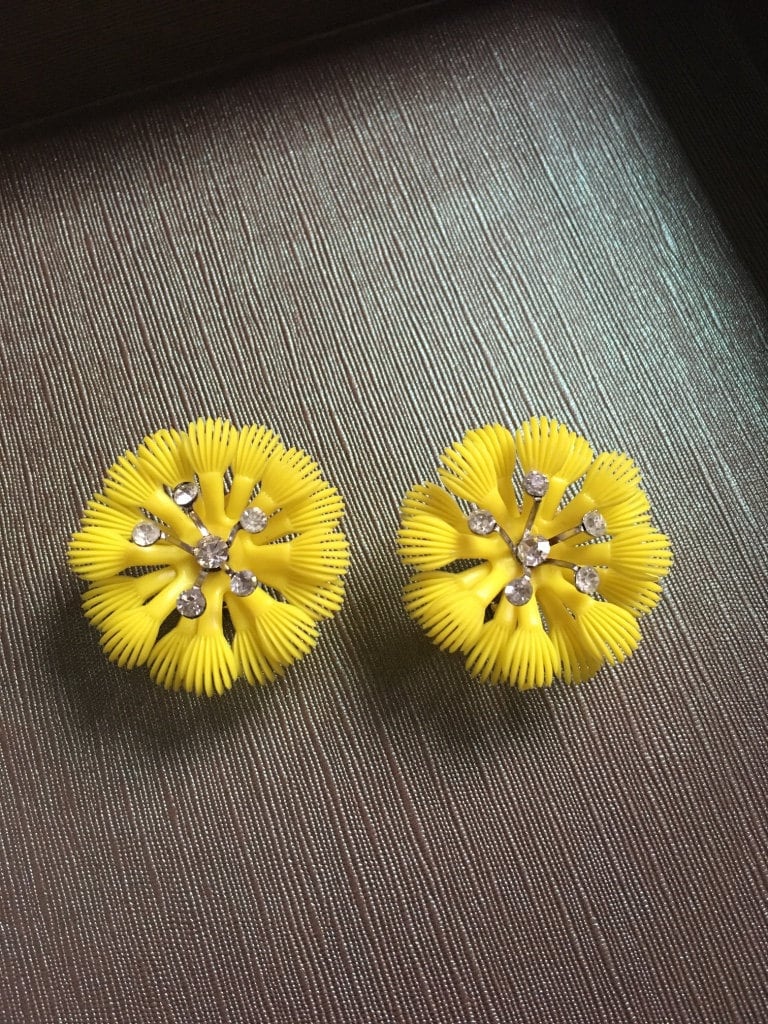 Vintage Weichplastik Blume Strass Ohrclips 50Er Jahre von RodaLova