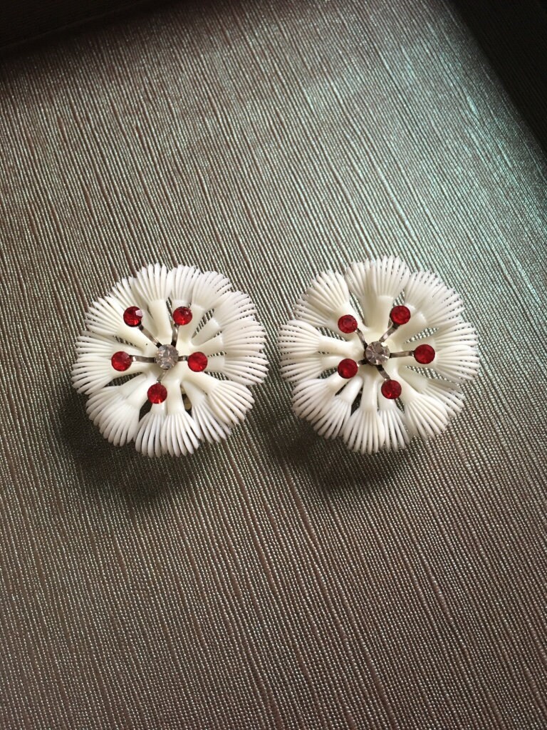 Vintage Weichplastik Strass Blume Ohrclips Leichte 50Er Jahre von RodaLova