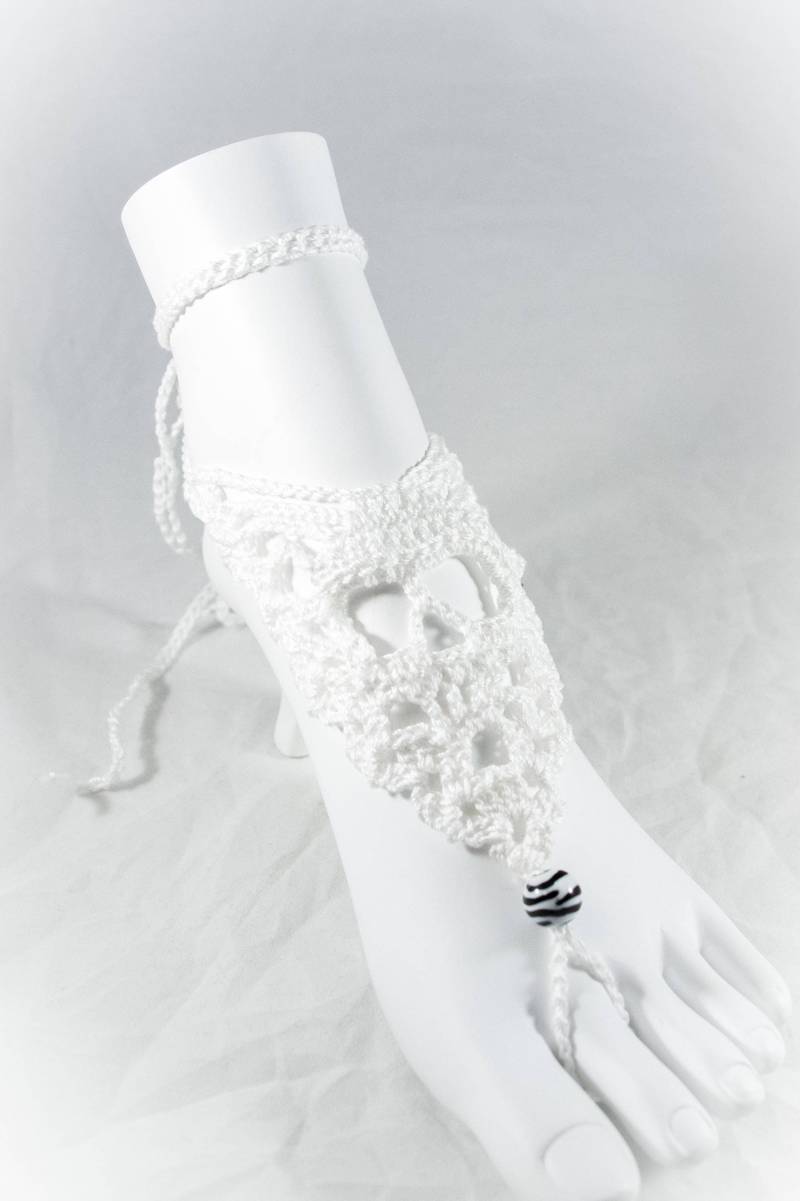 Barefoot Skull Sandalen Mit Perlen, Weiß von RodentAndCo