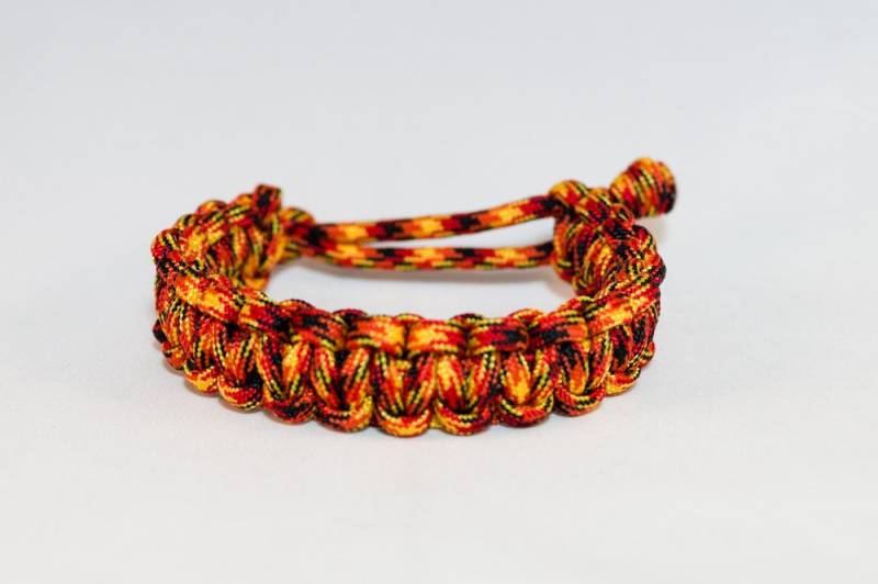 Flammenfarbenes Paracord-Armband Im Mad Max-stil von RodentAndCo