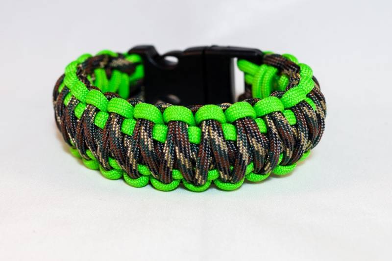 Grün Und Camo King Cobra Zombie Apocalypse Paracord Armband Mit Pfeifenschnalle von RodentAndCo