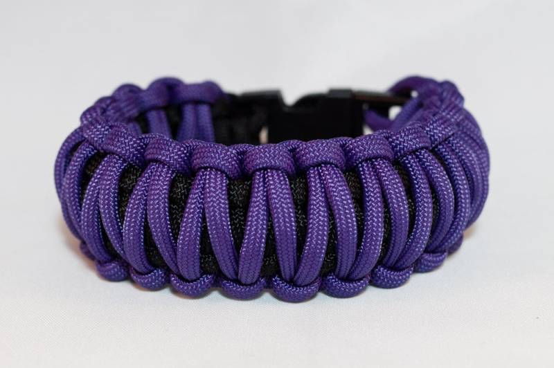 Lila-Schwarzes Königskobra Paracord Armband von RodentAndCo