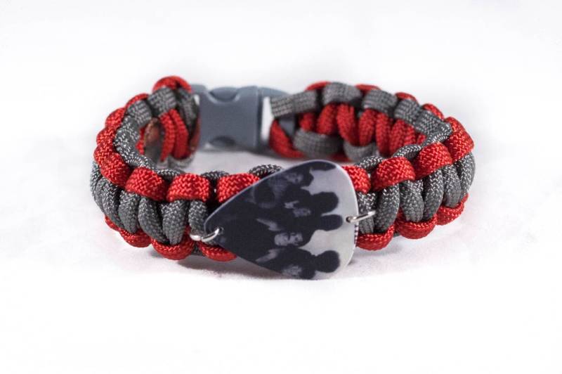 Rot Und Graues Paracord Armband Mit Queen "The Works" Plektrum von RodentAndCo