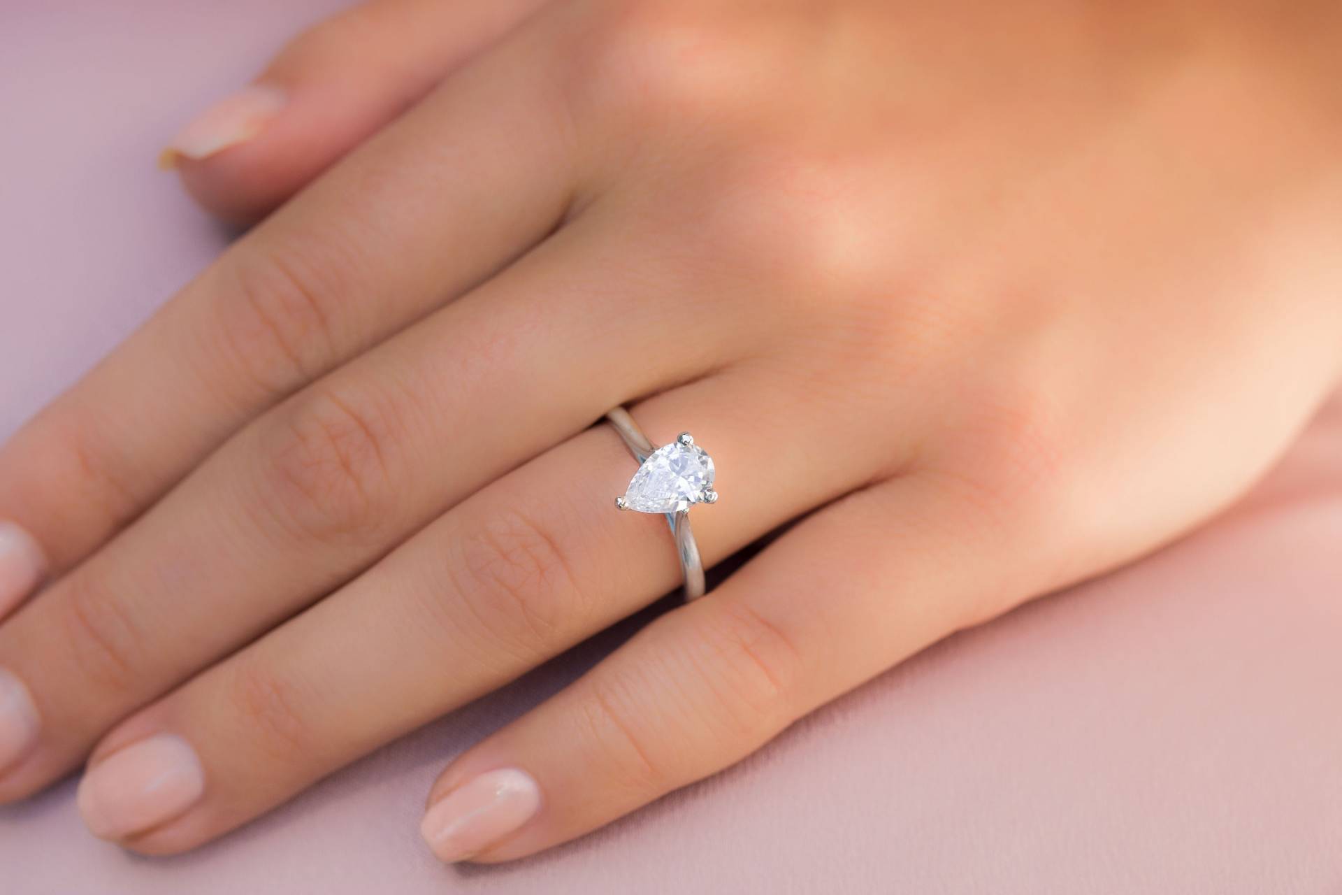 14K Reines Gold Ring Für Frauen/Solitär Ehering Moissanite Diamant Verlobungsring Birnenförmiger Pear Cut von Rodescollection