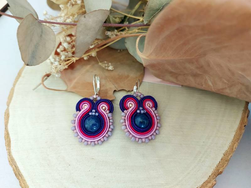 Elegante Kleine Tropfen Ohrringe - Handgefertigte Lila Soutache Mit Abstrakter Perlenarbeit von RodicaGiftBox