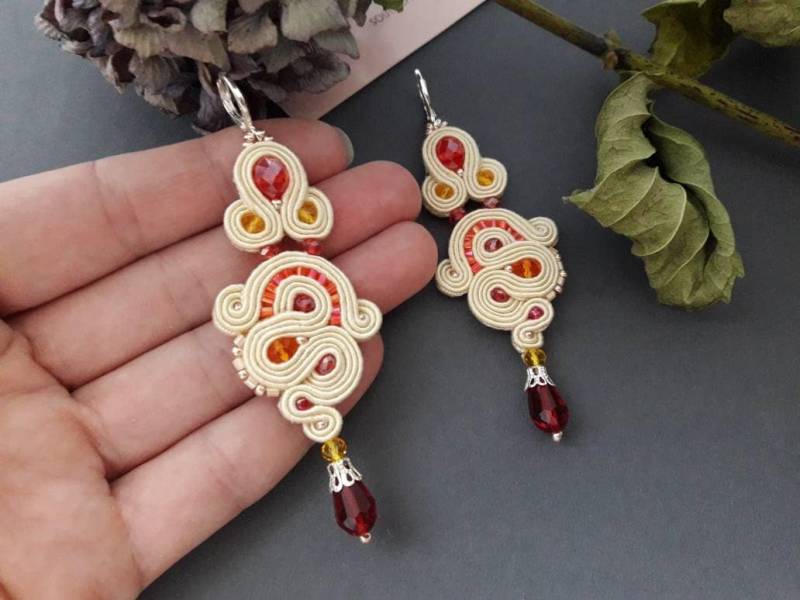 Handgemachte Beige Soutache Ohrringe, Orange Kristall Ohrringe von RodicaGiftBox