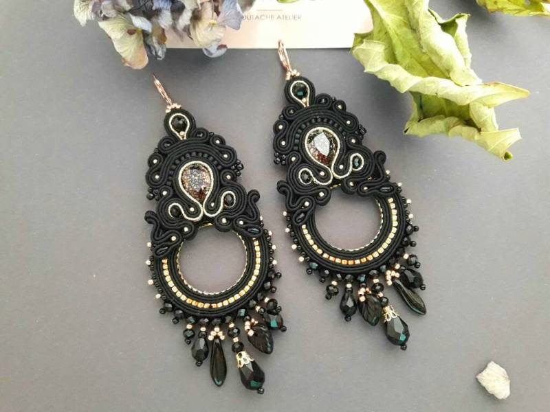 Handgemachte Schwarze Soutache Ohrringe Gothic Kristall Kronleuchter Stil von RodicaGiftBox