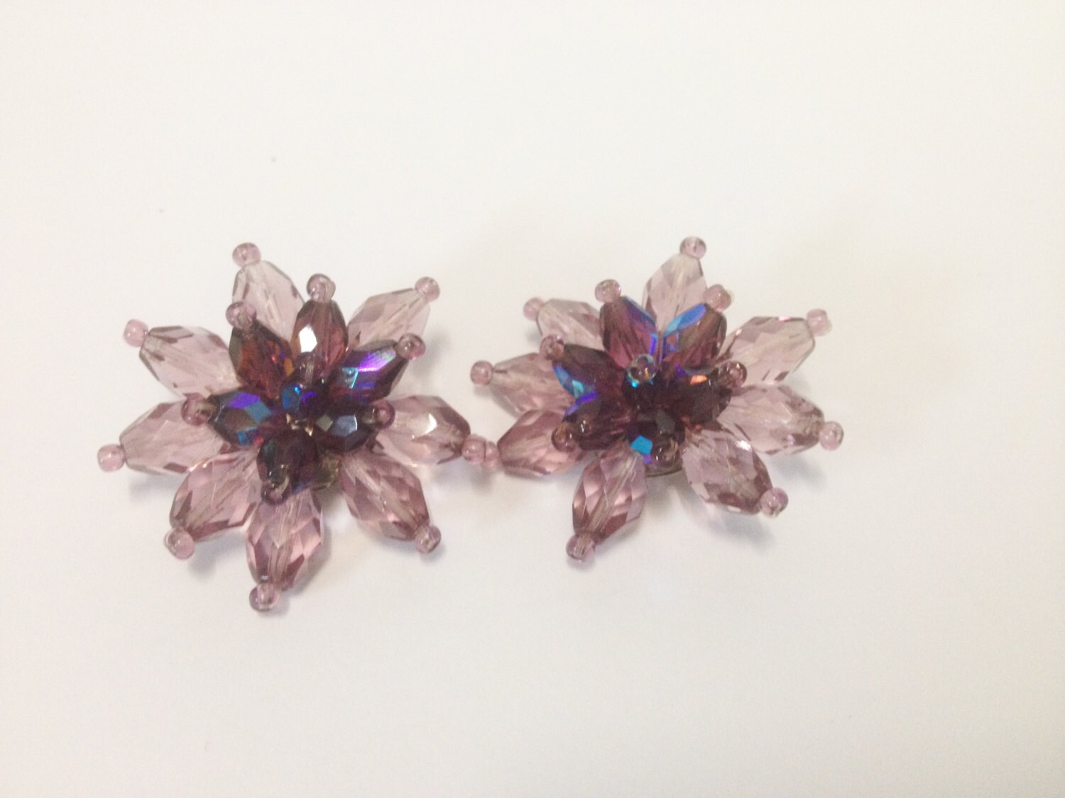 Vintage Aurora Borealis Ohrclips Lila Modeschmuck Vintage Aurora Borealis Ohrclips Lila Modeschmuck von RoeAntiques