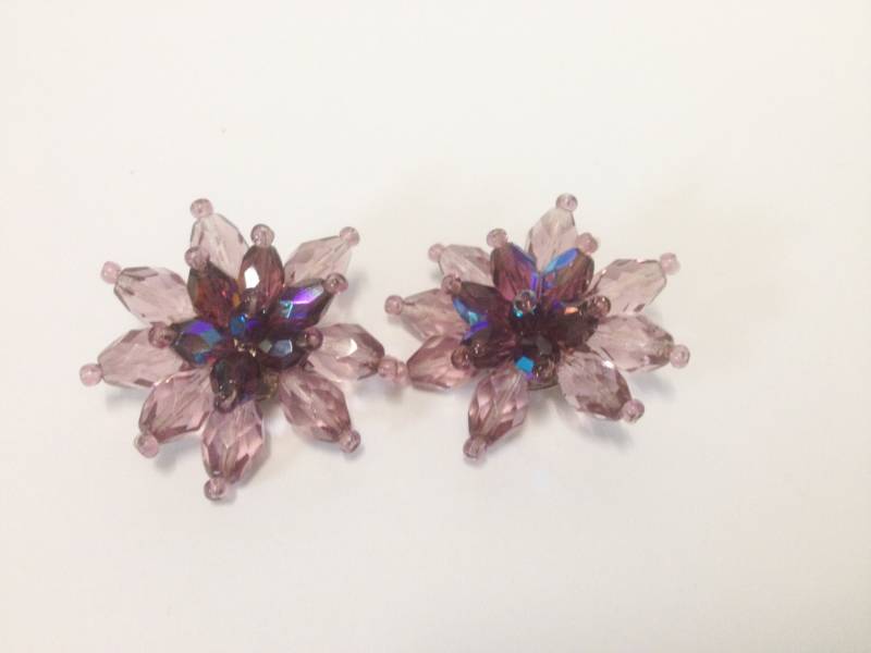 Vintage Aurora Borealis Ohrclips Lila Modeschmuck Vintage Aurora Borealis Ohrclips Lila Modeschmuck von RoeAntiques