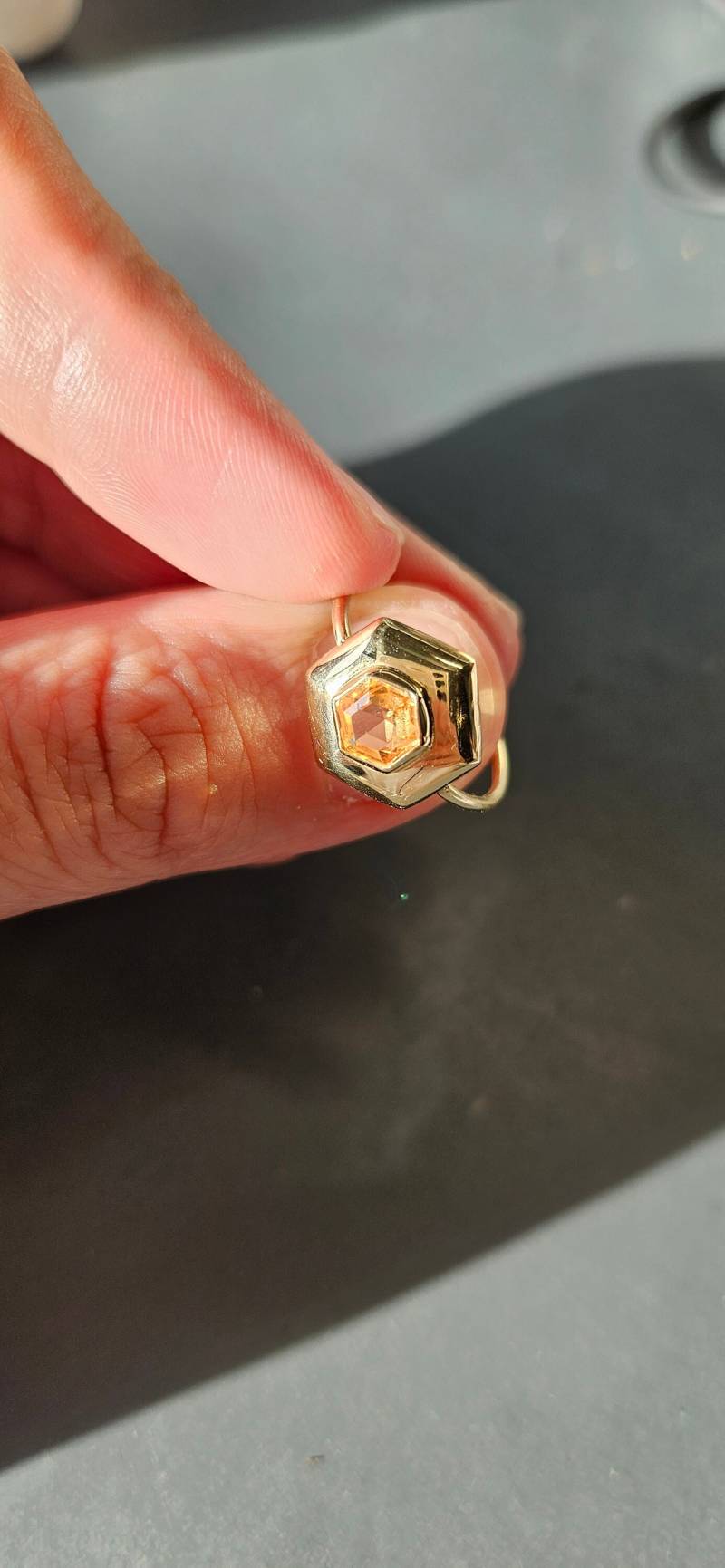 18Kt Goldring Mit Einem Citrin 18Kt Goldring Mit Einem Citrin von Roesrose