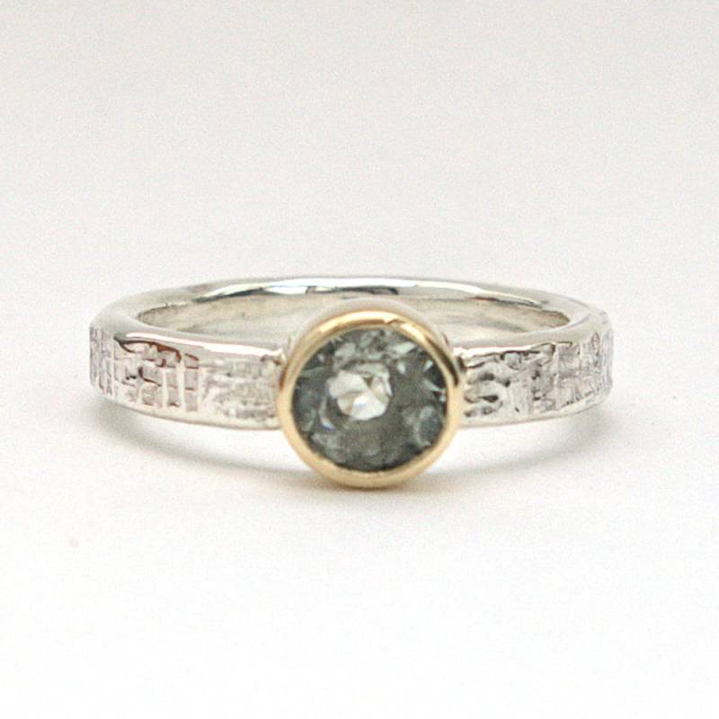Grüner Beryll Silber Und Gold Solitär Ring Lünette Einstellung Korbgeflecht Strukturiertes Band Grüner Beryll Silber Und Gold Solitär Ring Lünette Einstellung Korbgeflecht Strukturiertes Band von RogerSquiresDesign