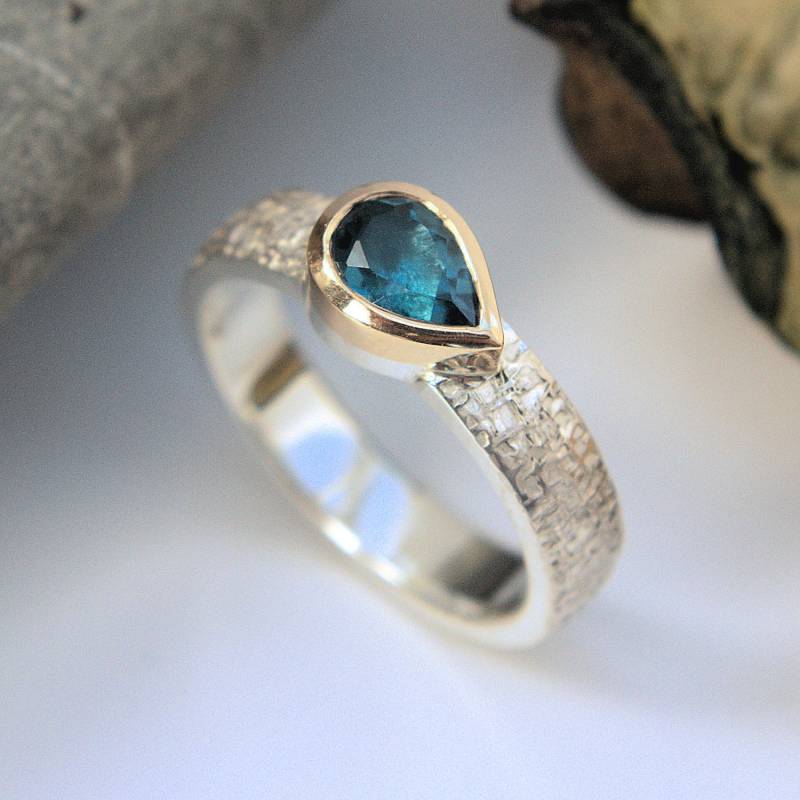 London Blau Topas Ring Solitär Gold Und Silber Geflochtenen Texturierten Band Made To Order von RogerSquiresDesign
