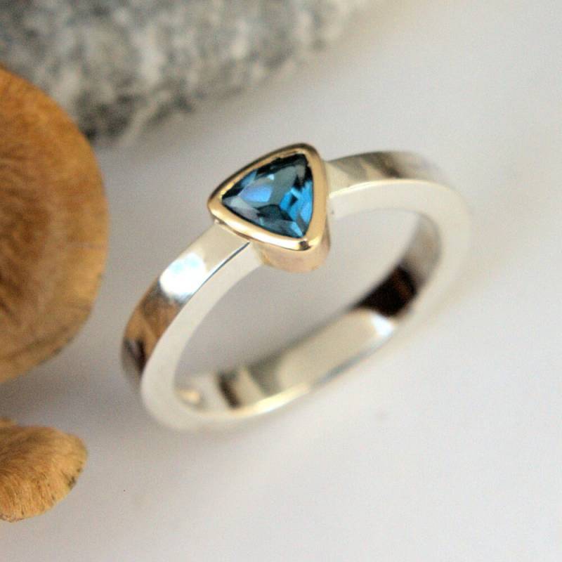 London Blue Topas Silber Und Gold Solitär Ring Fassung Schlicht Poliert Made To Order London Blue Topas Silber Und Gold Solitär Ring Fassung Schlicht Poliert Made To Order von RogerSquiresDesign
