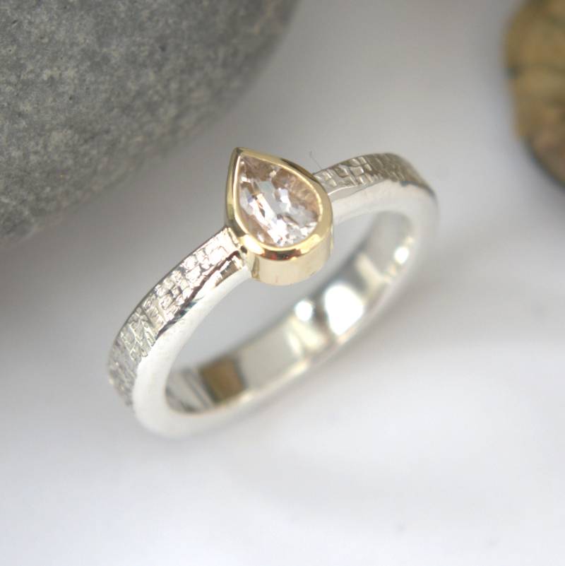 Morganit Birne Standard Grade Solitär Gold Und Silber Ring Weide Textur-Hochzeit-Verlobungsring von RogerSquiresDesign