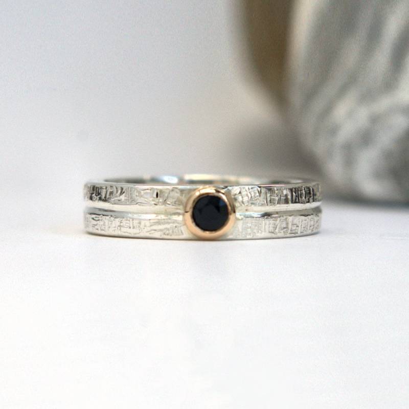 Schwarzer Saphir Gold Und Silber Solitärring-Einfassungsfassung-Wicker Strukturierter Ehering von RogerSquiresDesign