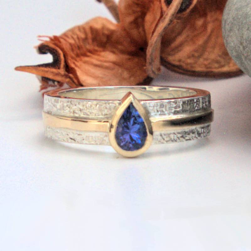 Tansanit Birne Silber Und Gold Solitär Ring Lünette Einstellung Korbgeflecht Strukturiert Band Goldstreifen Made To Order Tansanit Birne Silber Und Gold Solitär Ring Lünette Einstellung Korbgeflecht Strukturiert Band Goldstreifen Made To Order von RogerSquiresDesign