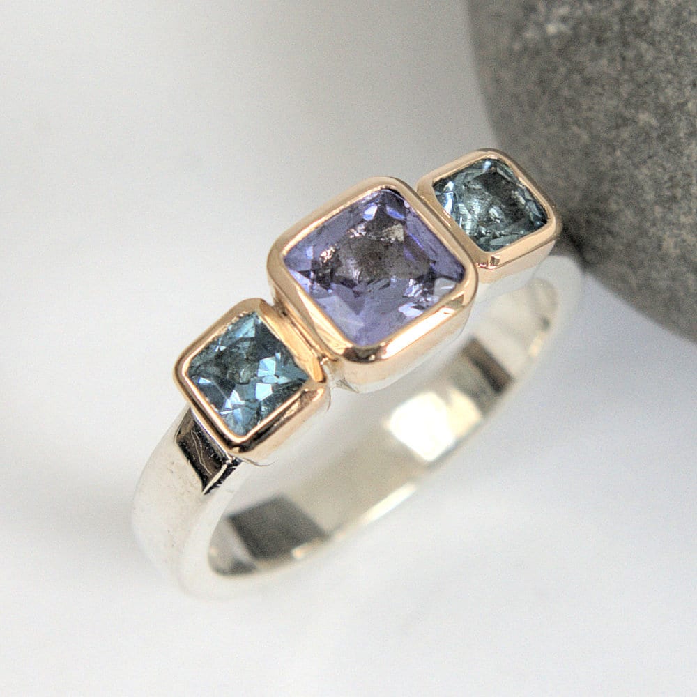 Tansanit Und Aquamarin Drei Stein Ring Silber Gold Reiben Über Die Einstellungen Made To Order Tansanit Und Aquamarin Drei Stein Ring Silber Gold Reiben Über Die Einstellungen Made To Order von RogerSquiresDesign