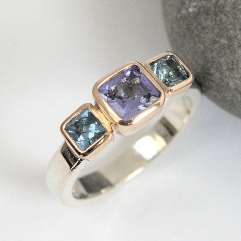 Tansanit Und Aquamarin Drei Stein Ring Silber Gold Reiben Über Die Einstellungen Made To Order Tansanit Und Aquamarin Drei Stein Ring Silber Gold Reiben Über Die Einstellungen Made To Order von RogerSquiresDesign