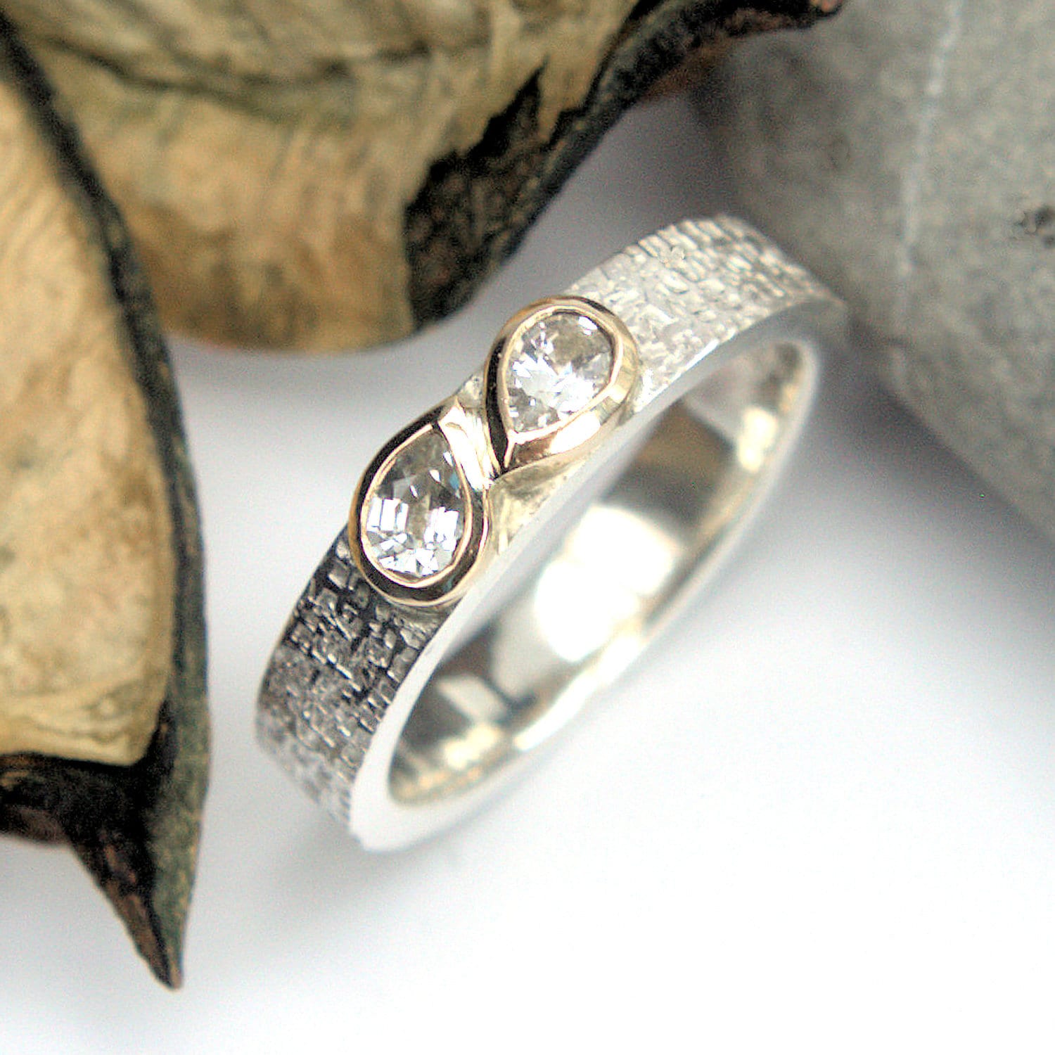 Weißer Saphir Gold Und Silber Ring Doppel Birne Edelsteine Korbgeflecht Texturierte Band Made To Order von RogerSquiresDesign