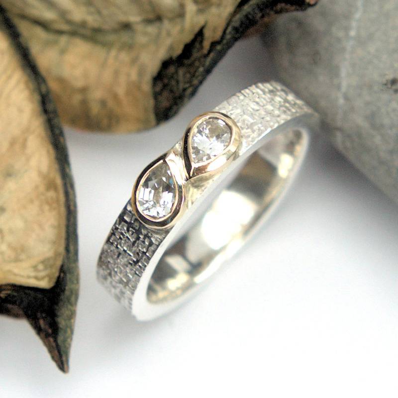 Weißer Saphir Gold Und Silber Ring Doppel Birne Edelsteine Korbgeflecht Texturierte Band Made To Order Weißer Saphir Gold Und Silber Ring Doppel Birne Edelsteine Korbgeflecht Texturierte Band Made To Order von RogerSquiresDesign