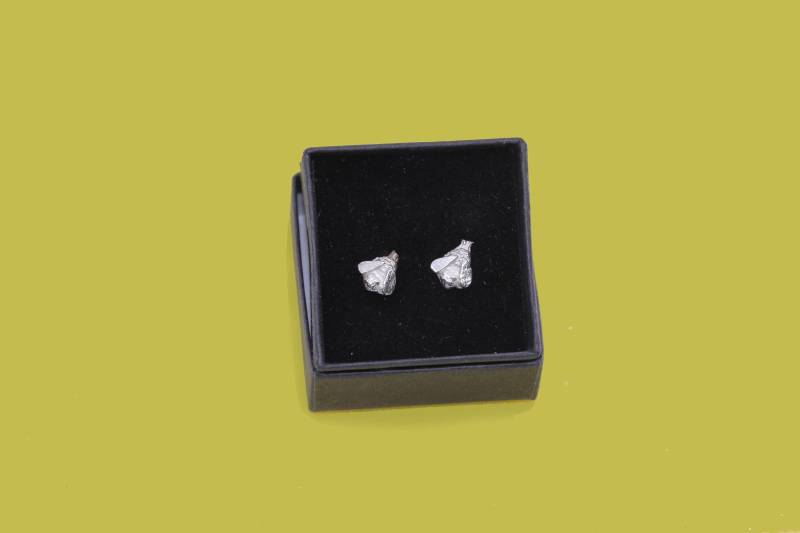 Kiss Me Honey - Silberne Biene Ohrstecker von RogueLobsterShop