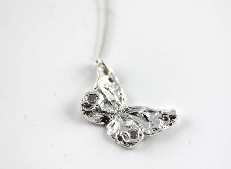 Lust Auf Ein Flattern? -Silber Schmetterling Halskette von RogueLobsterShop
