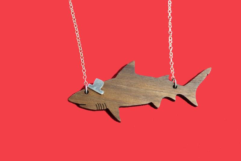 Party Animals - Hölzerne Hai Halskette Mit Sterlingsilber Hut Oder Fliege Und Kette von RogueLobsterShop