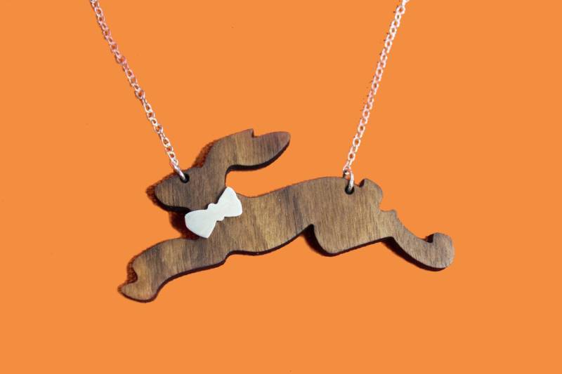 Party Animals - Holz Hase Halskette Mit Sterlingsilber Fliege Und Kette von RogueLobsterShop