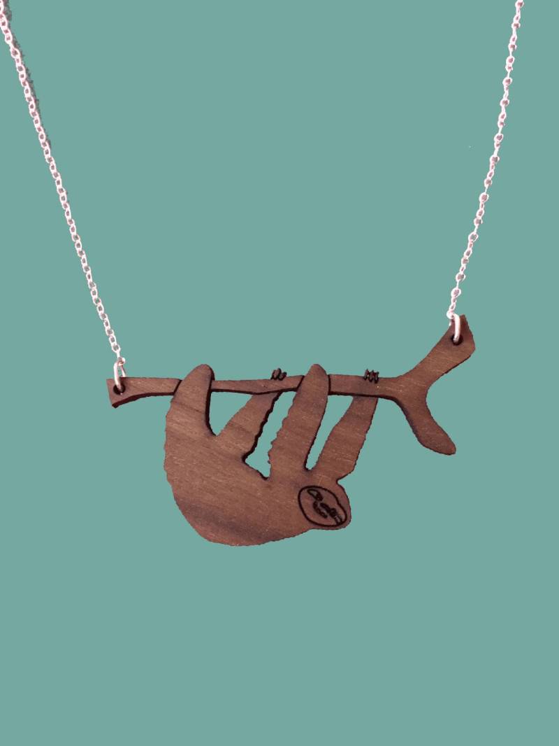 Partylöwen - Holz Faultier Kette Mit Sterling Silber von RogueLobsterShop