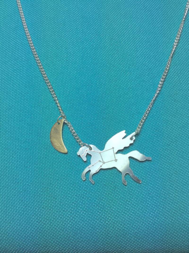 Pegasus - Silberkette Mit Sternbild Gravur Und Vergoldetem Mond von RogueLobsterShop