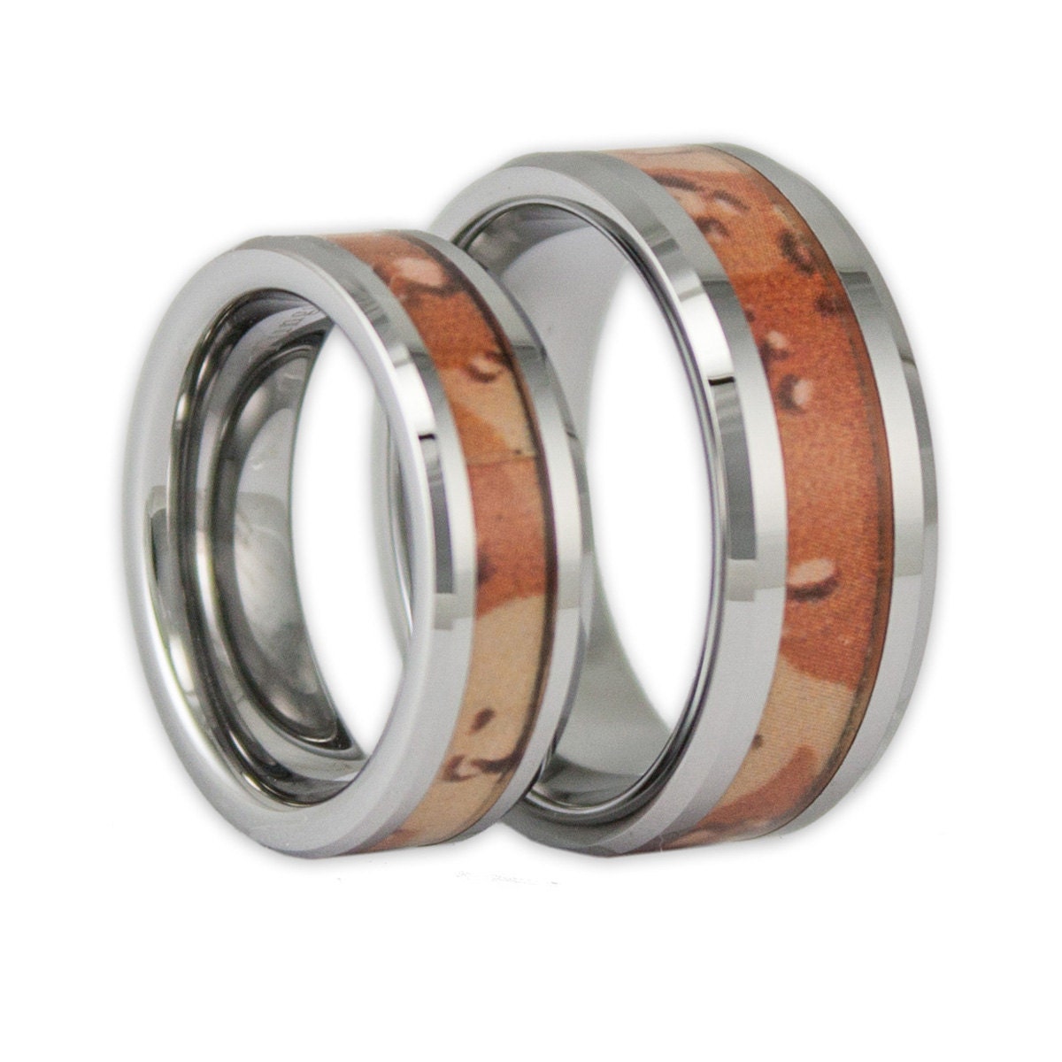 Pärchen Camo Tungsten Hochzeitsring Set His & Her Matching Desert Bands Mit Gravur von RogueRiverJewelry