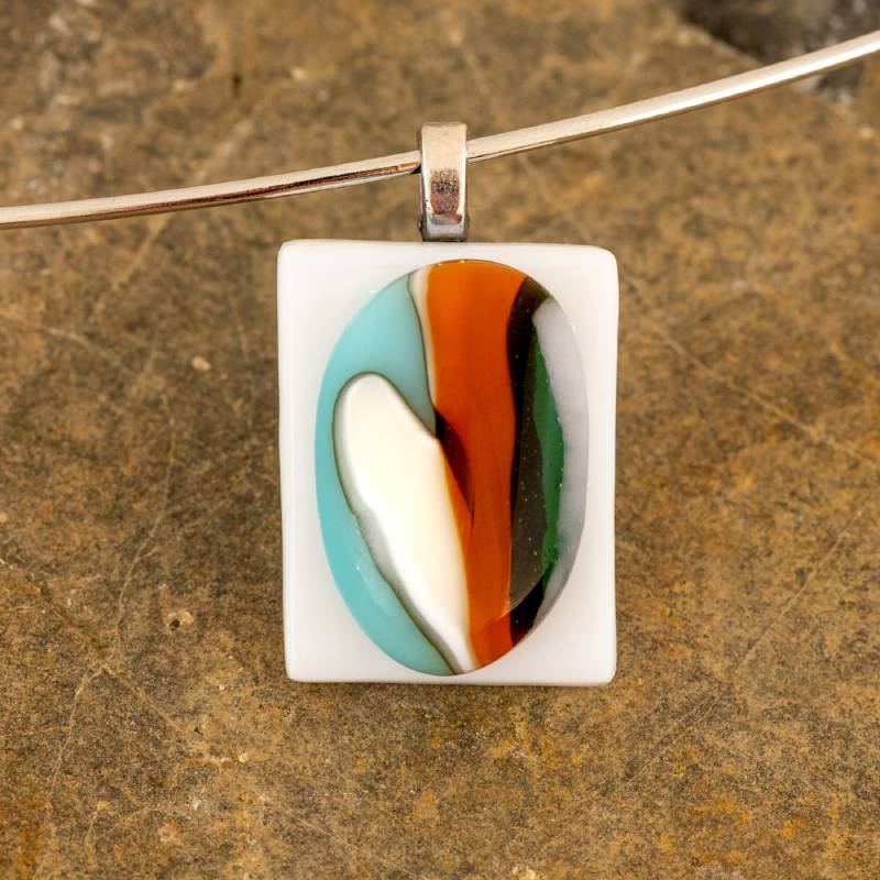 Juwel Anhänger - Bunte Tropfen Auf Weiß Geschmolzenem Glas, Einschließlich Metall-Reifen Und Geschenk-Box von RojkoGlass