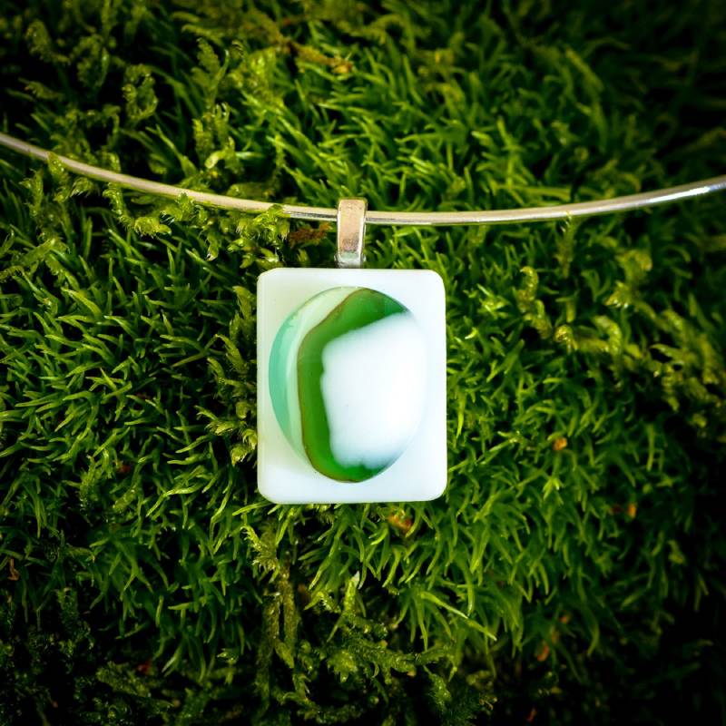 Juwel Anhänger - Grün Gestreift Auf Weiß Geschmolzenem Glas, Einschließlich Metall-Reifen Und Geschenk-Box Juwel Anhänger - Grün Gestreift Auf Weiß Geschmolzenem Glas, Einschließlich Metall-Reifen Und Geschenk-Box von RojkoGlass