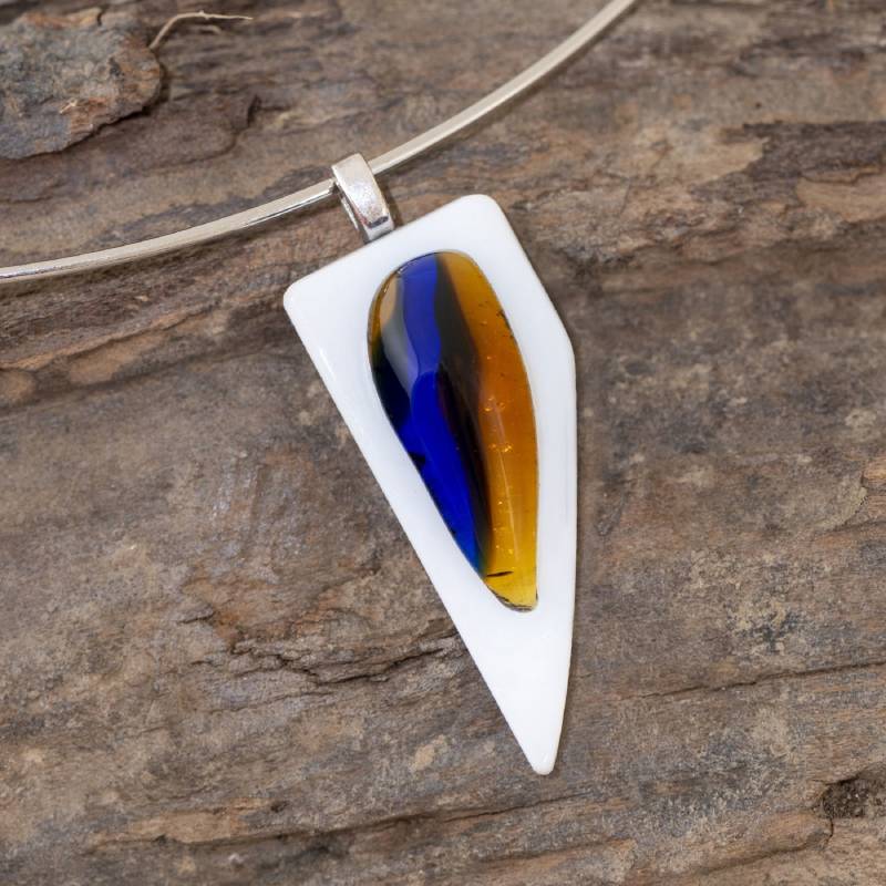 Juwel Anhänger - Tropfen Auf Weiß Geschmolzenem Glas, Einschließlich Metall-Reifen Und Geschenk-Box von RojkoGlass