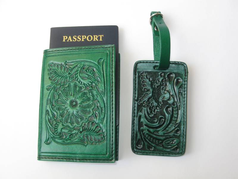 Set Grüne Passhülle Und Gepäckanhänger/Hand Punzierte Passhülle/Grüne Lederpasshülle/Hand Gepäckanhänger/Leder-Gepäckanhänger Set Grüne Passhülle Und Gepäckanhänger/Hand Punzierte Passhülle/Grüne Lederpasshülle/Hand Gepäckanhänger/Leder-Gepäckanhänger von RojoTurquesaMexico